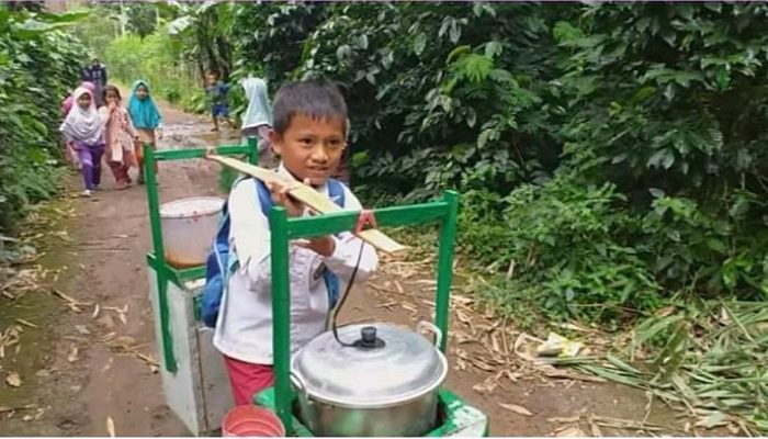 Erwin, Siswa Kelas 2 MI di Garut ke Sekolah Sambil Jualan Bakso Tahu