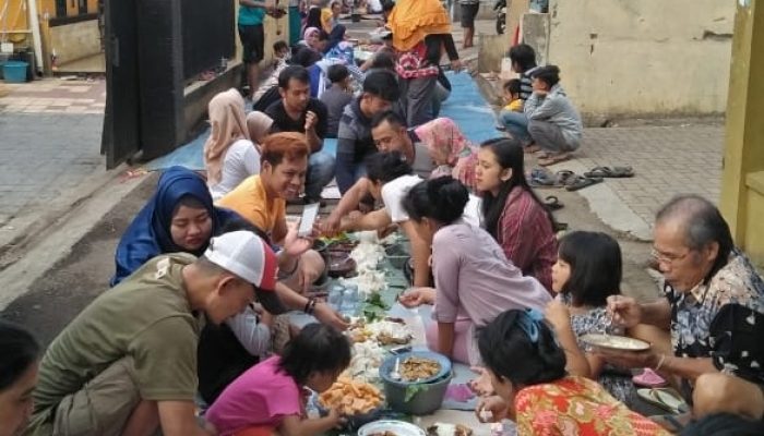 Munggahan, Warga Kampung Cihuni “Ngaliwet” Beramai-ramai di Jalan