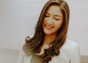 Demi “Mengejar Surga”, Artis Non Muslim Ini Belajar Shalat dan Ngaji