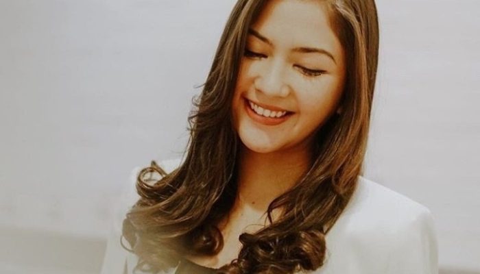 Demi “Mengejar Surga”, Artis Non Muslim Ini Belajar Shalat dan Ngaji