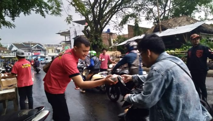 Komunitas Kuliner Night Kerkhof Garut Bagi-bagi Takjil di Jalan Merdeka