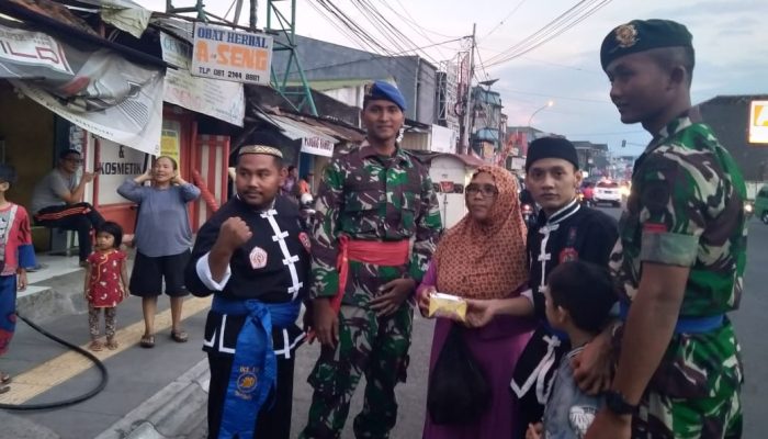 Anggota IKSPI Bagikan Takjil kepada Warga di Jalan Leuwidaun Garut