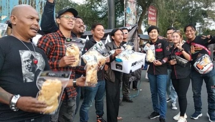 Artis Sinetron “Preman Pensiun” Jualan Keripik Kicimpring di Garut