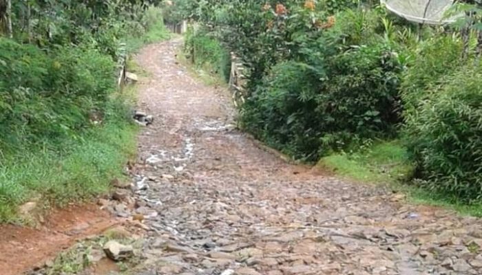 Jalan Kabupaten Garut di Caringin Puluhan Tahun Masih Bebatuan