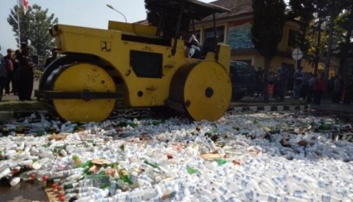 Polres Garut Musnahkan Ribuan Botol Cairan Alkohol Hasil Operasi Pekat