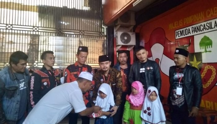 Pemuda Pancasila Garut Bagikan Takjil Gratis kepada Pengguna Jalan