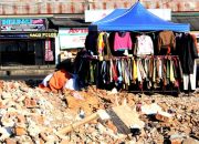 Penjual Pakaian di Atas Puing Bangunan Terdampak Reaktivasi Rel KA Garut
