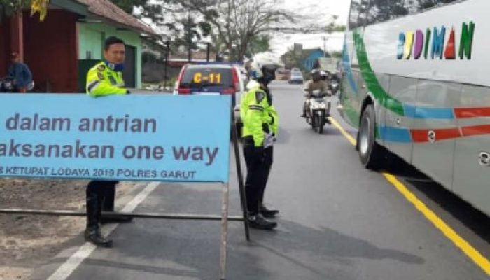 Senin Siang, Polisi Berlakukan Sistem “One Way” di Jalur Bandung-Garut