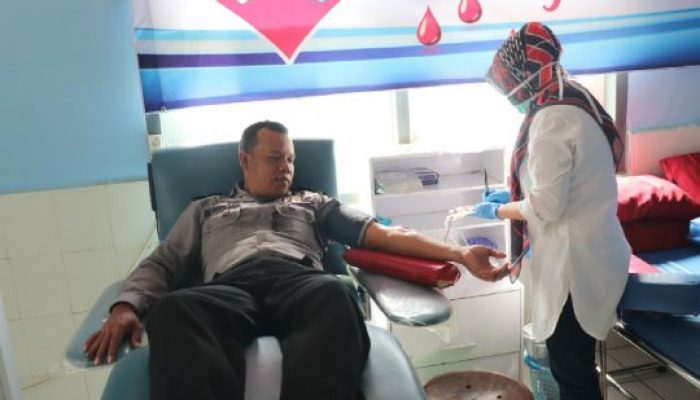 Polisi Donorkan Darah untuk Penderita Thalasemia di Garut