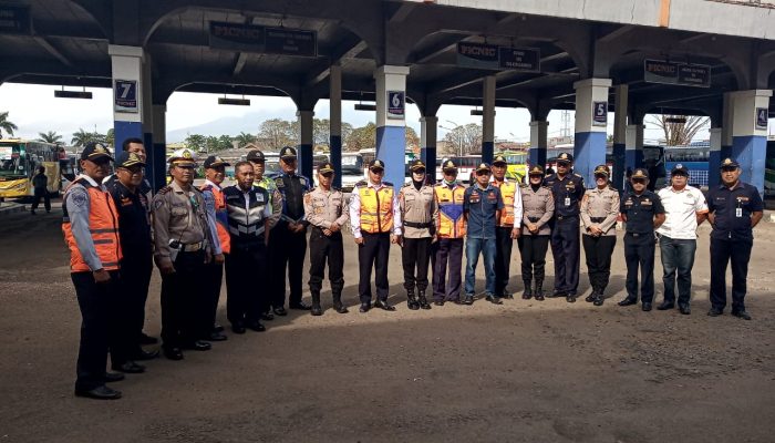 Amankan Mudik, Aparat Polisi dan Kemenhub Siaga di Terminal Guntur