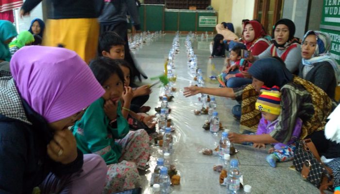 Komunitas Masjid Garut Bagikan Seribu Takjil Ala Madinah