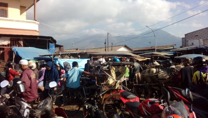 H-4 Lebaran, Pengunjung Pasar Ciawitali Garut Kian Membludak