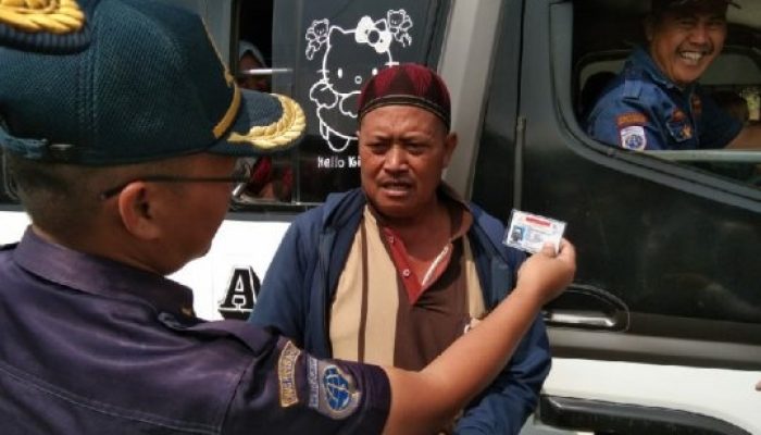 Petugas Dishub Periksa Kelayakan Angkutan Umum Tujuan Garut Selatan