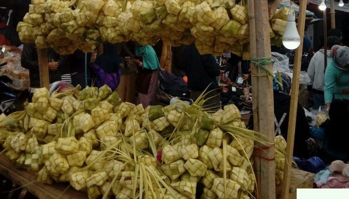 Pedagang Kulit Ketupat Musiman Sudah Ramaikan Garut
