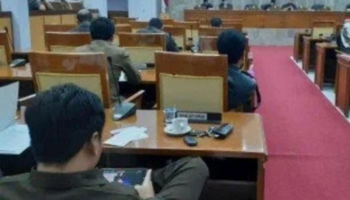 Anggota DPRD Garut Terciduk Main Game Saat Rapat, Publik Mengecam