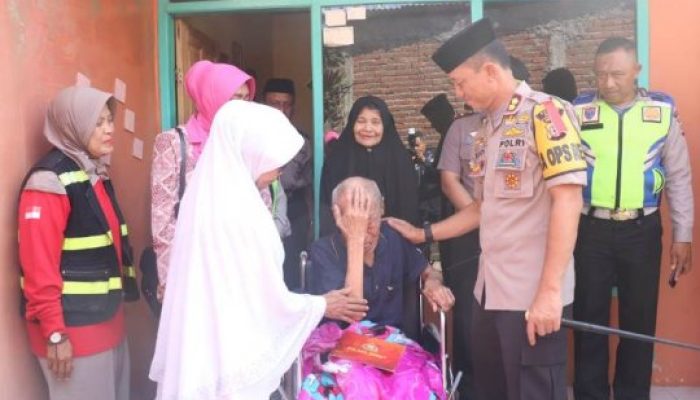 Polres Garut Berikan Bantuan Kursi Roda yang Diimpikan Seorang Purnawirawan