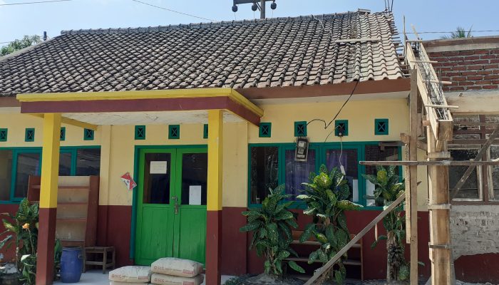 Rehabilitasi Ruang SDN 1 Cisewu Mempekerjakan Orangtua Siswa