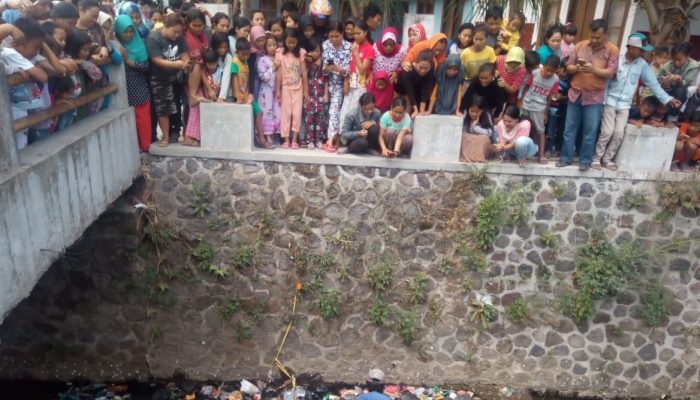 Warga Kadungora Temukan Mayat Bayi di Selokan Penuh Sampah