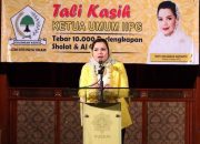 Setelah Garut, Istri Ketum Golkar Bagikan Mukena dan Alquran di Kota Bandung