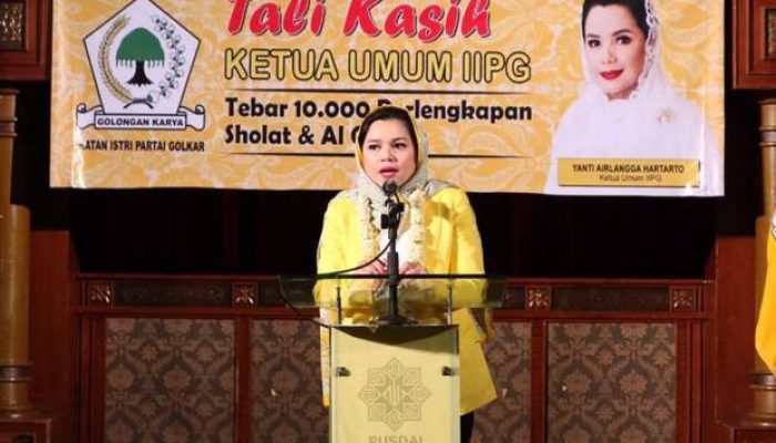 Setelah Garut, Istri Ketum Golkar Bagikan Mukena dan Alquran di Kota Bandung