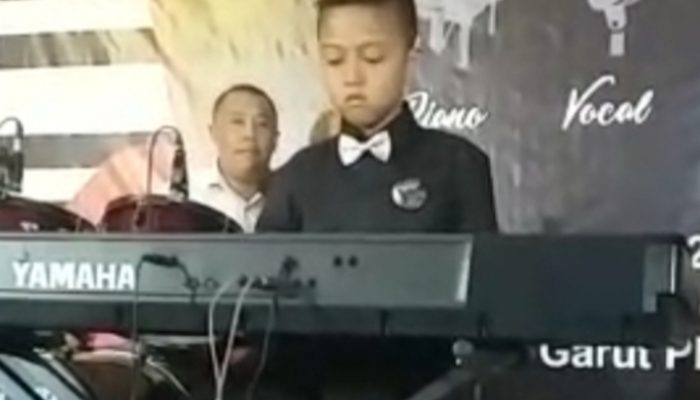 Tampil Perdana Main Piano, Anak Legislator Pikat Pengunjung Garut Plaza