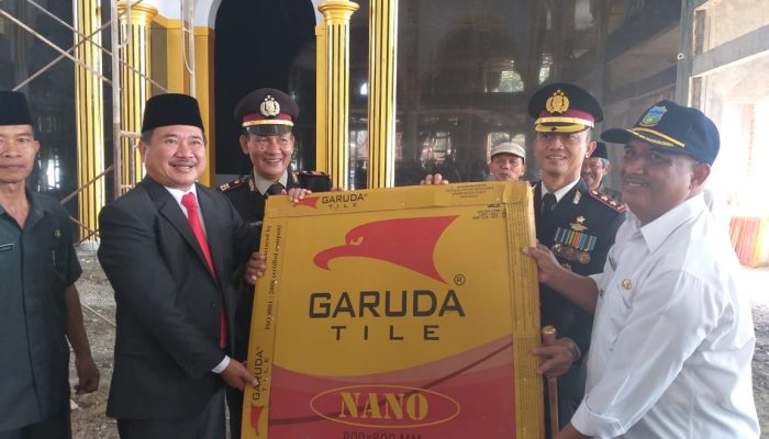 Selepas Upacara Hari Bhayangkara ke-73, Kapolres Garut Serahkan Bantuan untuk Masjid