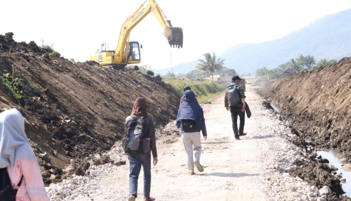 Menelusuri Jalur Kereta Api yang Akan Direaktivasi Gaya Seniman Garut