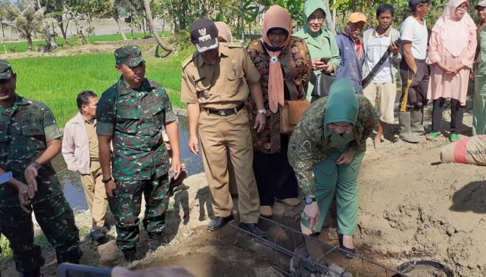 TNI Bantu Pembangunan Rumah Janda Tua Miskin di Kabupaten Garut