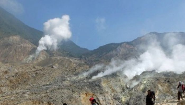 Aktivitas Gunung Papandayan Normal Meski Tangkuban Perahu Erupsi