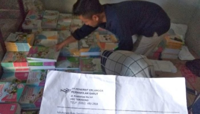 SDN 1 Samarang Garut Tolak Penerbit Erlangga Jualan Buku ke Siswa