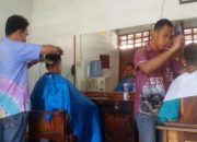 Persaudaraan Pangkas Rambut Asal Garut Turut Terimbas Pemadaman Listrik