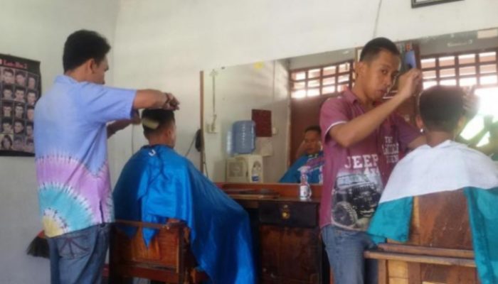 Persaudaraan Pangkas Rambut Asal Garut Turut Terimbas Pemadaman Listrik