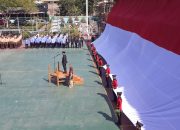Bendera Merah Putih Berukuran Raksasa Dikibarkan di SMKN 1 Garut