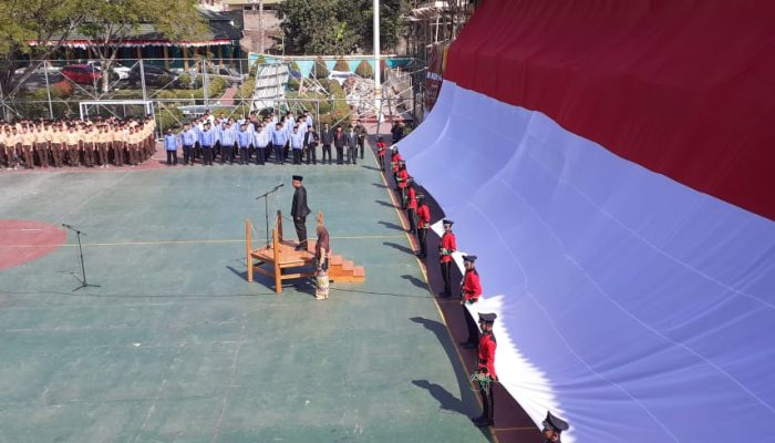 Bendera Merah Putih Berukuran Raksasa Dikibarkan di SMKN 1 Garut