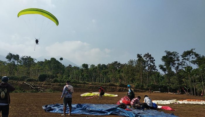 Ribuan Bendera Merah Putih Penuhi Langit Garut dalam Lomba Gantole dan Paralayang