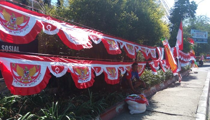 Demi Keluarga di Garut, Ajay Rela Berjualan Pernak-pernik Agustusan ke Cimahi