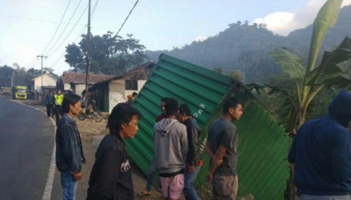 Truk Kontainer Tabrak Rumah di Jalan Gentong, Tiga Orang Terluka