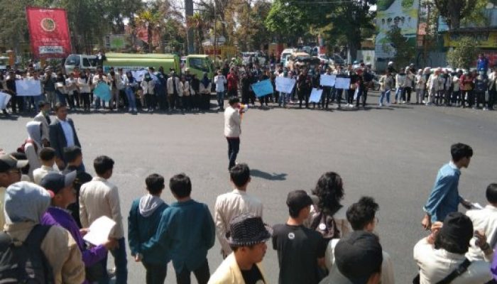 Tolak Sejumlah RUU, Mahasiswa Garut Berdemonstrasi di Simpang Lima