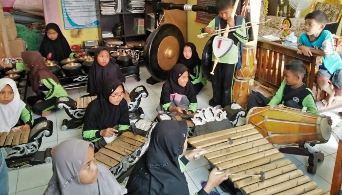 Dapat Bantuan Gamelan, SDN 2 Cisompet Buka Program Eskul Seni Sunda