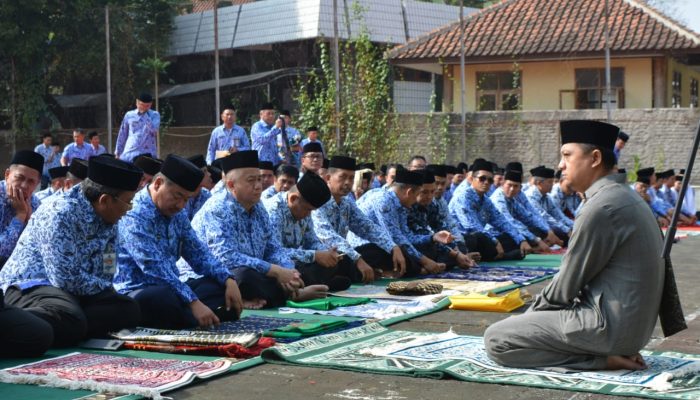 Berharap Turun Hujan, Pegawai Pemkab Garut Gelar Sholat Istisqa