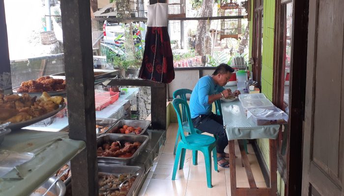 Nikmatnya Makan Siang dengan Opor Ayam Kampung di Resto Teh Kokom