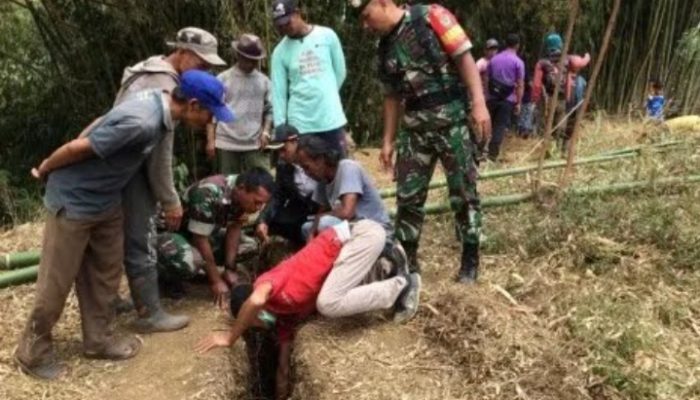 Warga Cikajang Pindahkan Makam Gegara Pergerakan Tanah