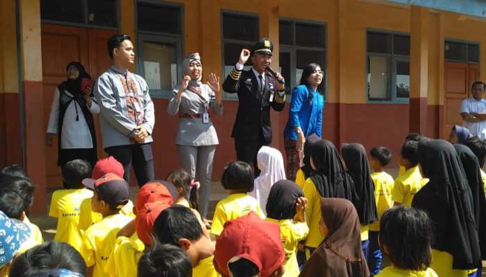 Masinis dan Pegawai PT KAI Mengajar Siswa SDN 2 Padasuka Cikajang