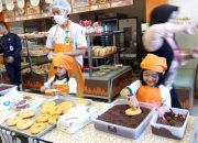 Selain Belanja, Anak-anak TK Ini Belajar Buat Donat di Toserba Yogya Garut
