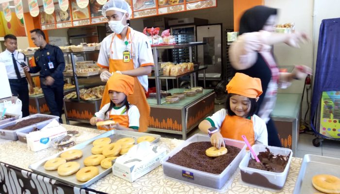 Selain Belanja, Anak-anak TK Ini Belajar Buat Donat di Toserba Yogya Garut