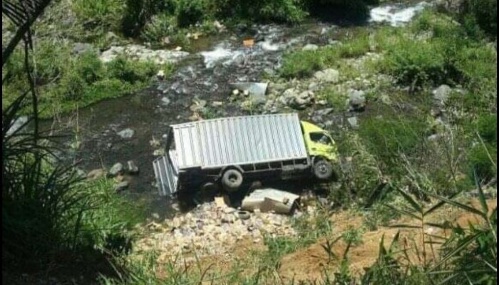 Mobil Box Terjun ke Jurang di Tanjakan Panganten, Pengendara Luka-Luka