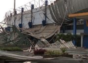 Diterjang Hujan Angin, Atap Stadion Bola di SOR Arcamanik Ambruk