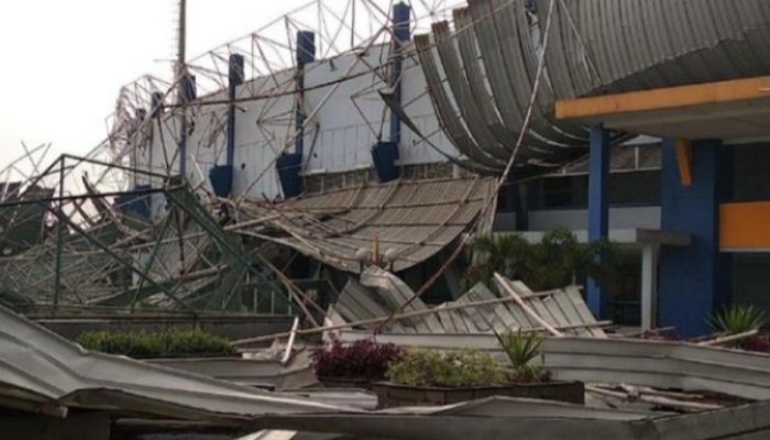 Diterjang Hujan Angin, Atap Stadion Bola di SOR Arcamanik Ambruk