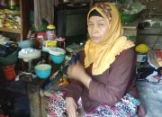 Nenek Berusia 81 Tahun Ini Hidup Sakit-sakitan di Rumah yang Nyaris Roboh