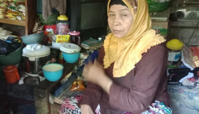 Nenek Berusia 81 Tahun Ini Hidup Sakit-sakitan di Rumah yang Nyaris Roboh